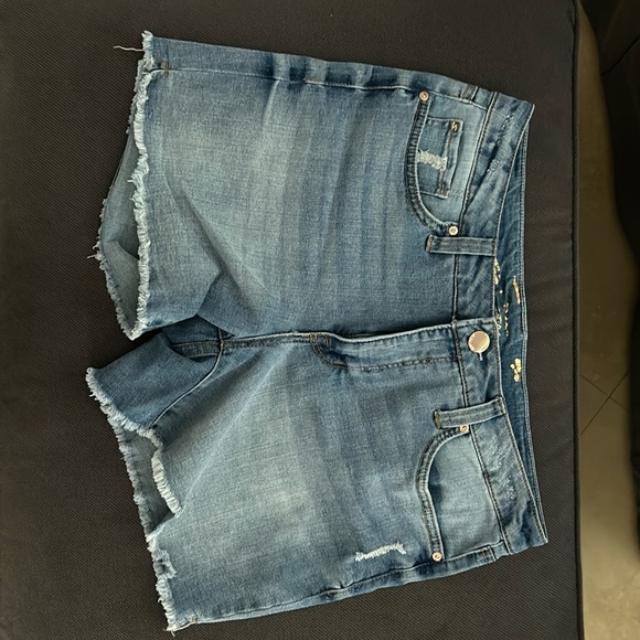 Seven7 Jean shorts - Picture 1 of 3